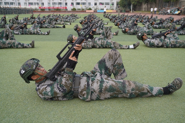 學(xué)校舉辦(bàn)2024級新(xin)生(sheng)軍訓彙報暨開學(xué)典禮